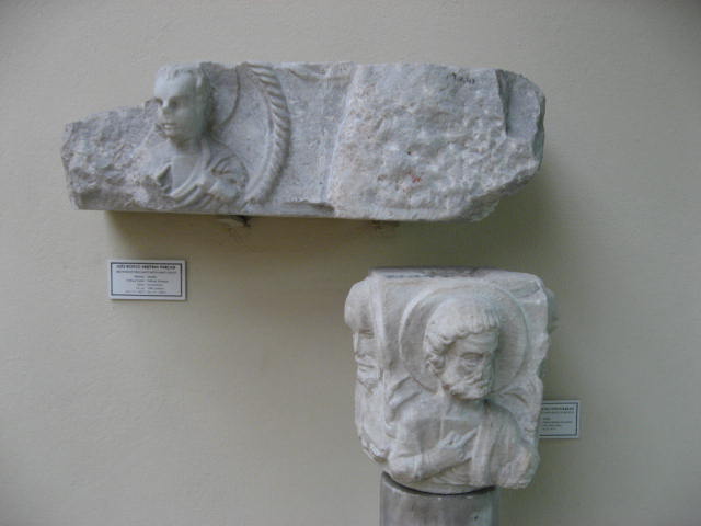 
Column
capital decorated with busts of apostles.

